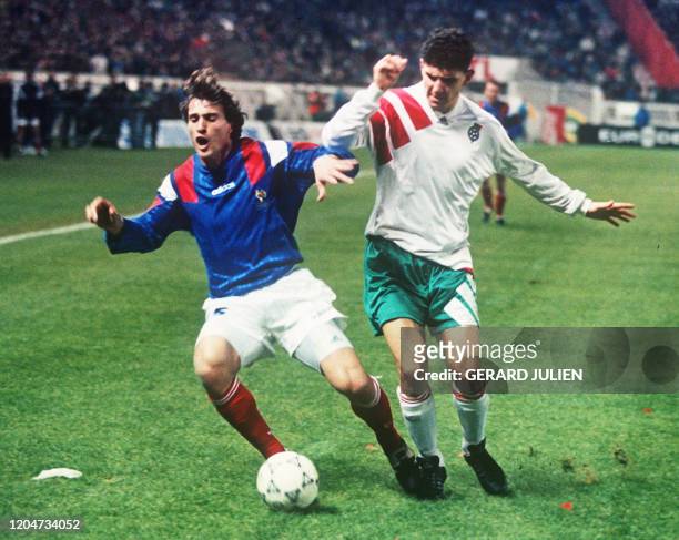 Photo de David Ginola prise lors de la rencontre opposant l'équipe de France à l'équipe de Bulgarie, le 17 novembre 1993 au Parc des Princes à Paris,...