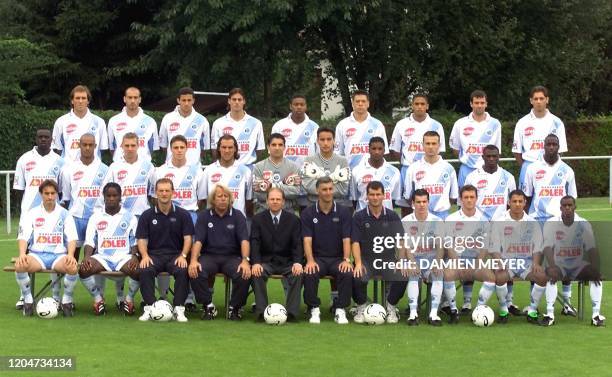 équipe du Racing Club de Strasbourg pose le 20 août 2000 au stade de la Meinau pour la photo officielle du club. Rang du bas de G à D : Corentin...