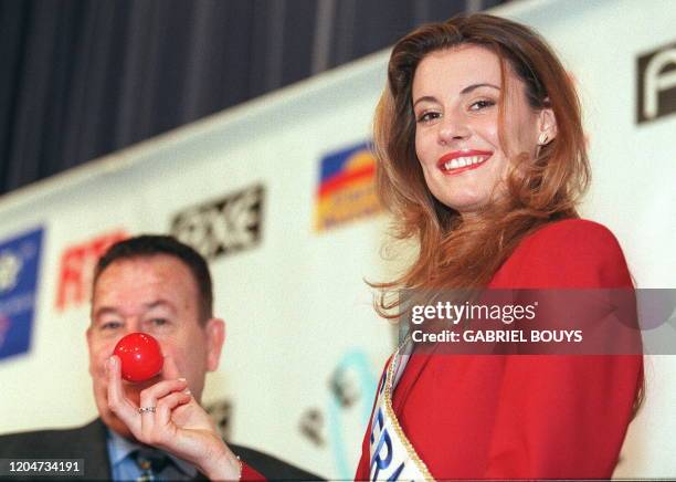 Miss France 98, Sophie Thalmann et l'ancien international de football, meilleur buteur de la Coupe du Monde, Just Fontaine effectuent le tirage au...