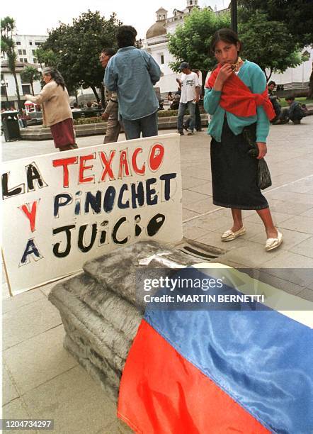 Small group of peopl protest against Chilean dictator Augusto Pinochet and the Texaco Oil corporation in Quito. Una nina indigena observa un ataud...