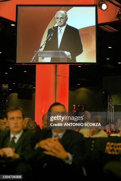 Members of the world petroleum industry listen as US Chevron Texaco President David J. O'Reilly speaks 04 September 2002, in Rio de Janeiro, Brazil,...