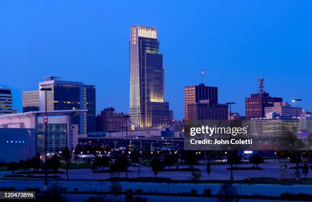 skyline of omaha, nebraska - nebraska stockfoto's en -beelden