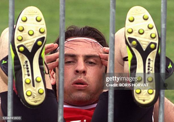 Le milieu de terrain de l'équipe de France de football, Alain Boghossian, effectue un travail d'abdominaux, le 27 1999 mai au Stade Vélodrome de...