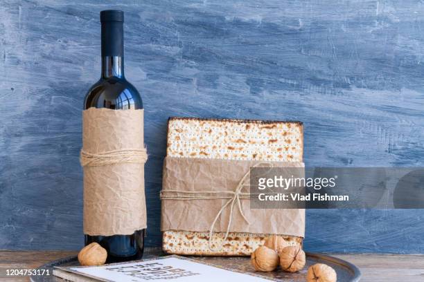 pack of matzah and red kosher - seder stock-fotos und bilder