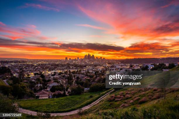 dramatischer sonnenuntergang in los angeles - südkalifornien stock-fotos und bilder