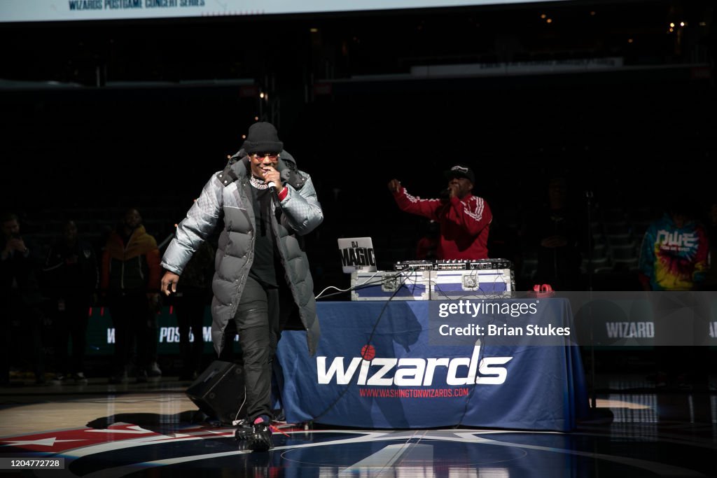 Rapper Mase performs during the Washington Wizard's R&B/Rap Night ...