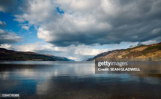 loch ness - calma antes de la tempestad fotografías e imágenes de stock