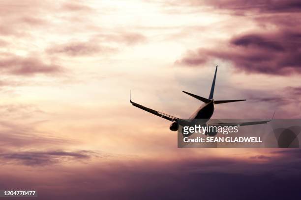 passenger jet descending - flugzeug stock-fotos und bilder