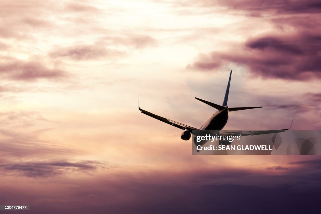 Passenger jet descending