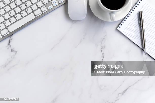 flat lay marble office working desk note pad, computer keyboard and coffee cup - office work flat lay stock-fotos und bilder