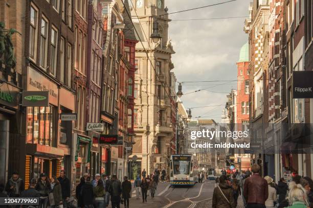 stadsbezoek aan het oude amsterdam - amsterdam gracht stockfoto's en -beelden