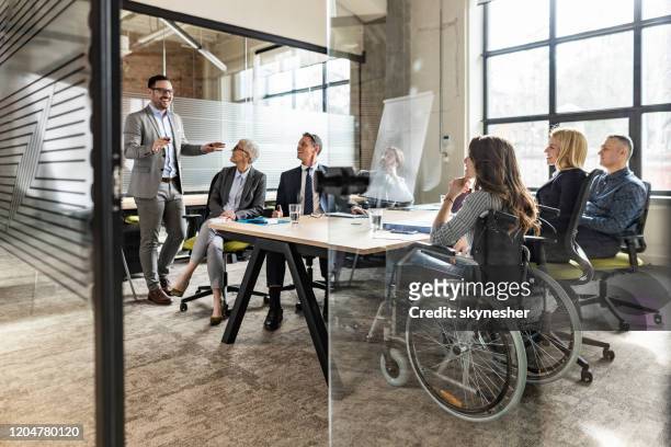 gran grupo de personas de negocios felices teniendo una presentación en la oficina. - disabled access fotografías e imágenes de stock