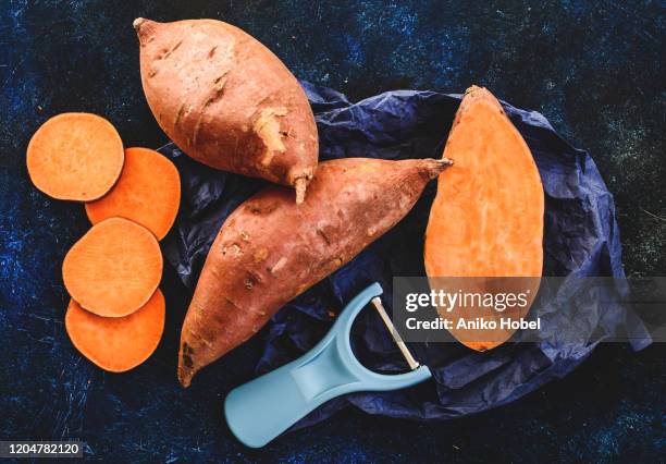 sweet potatoes - zoete aardappel stockfoto's en -beelden
