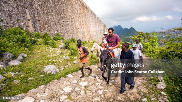 haiti, pathway to the citadelle laferrière - la citadelle laferriere photos et images de collection