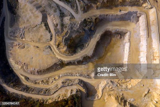 オープンピット鉱山、空中写真 - mining from above ストックフォトと画像