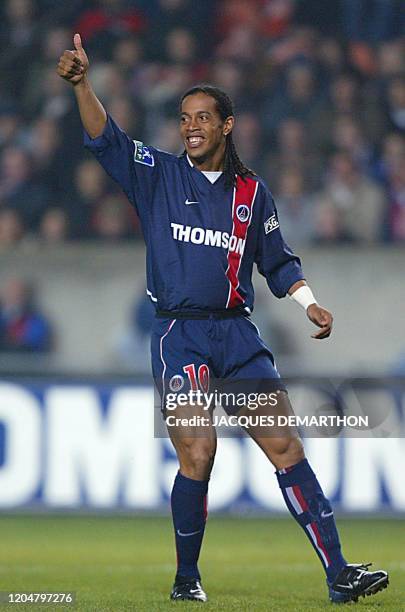 L'attaquant du PSG, le Brésilien Ronaldinho, remercie l'un de ses coéquipiers après une action de jeu, le 22 mars 2003, lors de la rencontre Paris...