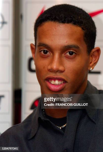 L'attaquant brésilien Ronaldo de Assis Moreira "Ronaldinho" sourit, le 10 avril 2001 au siège du PSG à Boulogne, à l'issue d'une conférence de...
