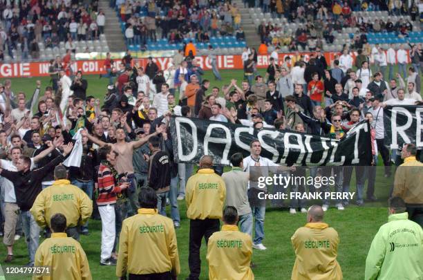 Photo prise le 19 mai 2007 à Nantes des supporters nantais envahissant le terrain à la 87e minute, conduisant à l'interruption définitive du match....