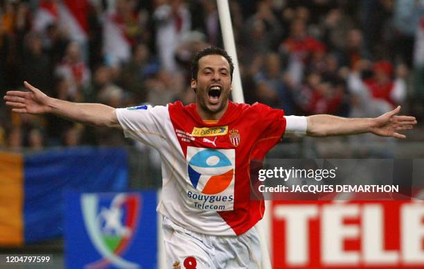 Le milieu de terrain et capitaine de Monaco Ludovic Giuly réagit après avoir inscrit le quatrième but pour son équipe, le 17 mai 2003 au Stade de...