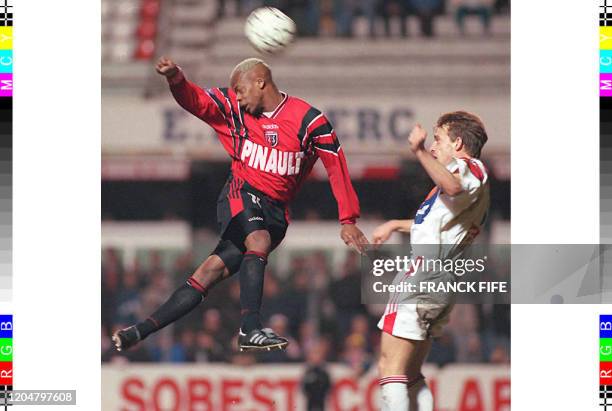 L'attaquant rennais Sylvain Wiltord s'impose de la tête devant le défenseur nancéien Vincent Hognon, le 15 février au Stade Marcel-Picot à Nancy,...