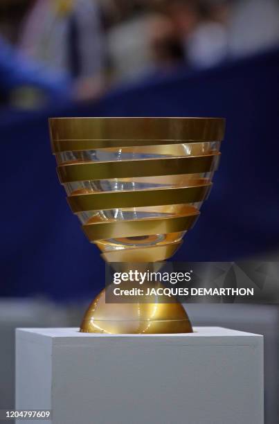 Vue du trophée de la Coupe de la Ligue créé par Pablo Reinoso prise le 17 mai 2003 au Stade de France à Saint-Denis, avant le match Sochaux-Monaco...