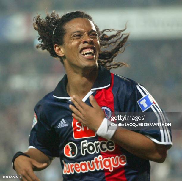 L'attaquant brésilien du Paris-Saint-Germain Ronaldinho jubile après avoir marqué son deuxième but le 27 avril 2003 au stade du Parc des Princes à...