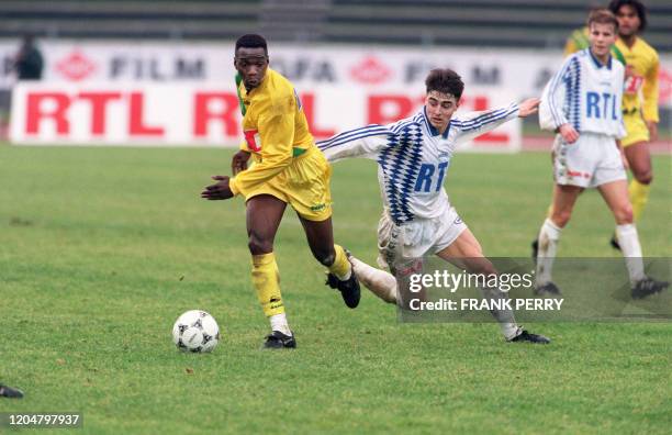 Le joueur de Saint-Leu Lachevin tente de contrer le nantais Claude Makelélé lors du match Saint-Leu-Nantes, le 04 février 1995, à Bondoufle, comptant...