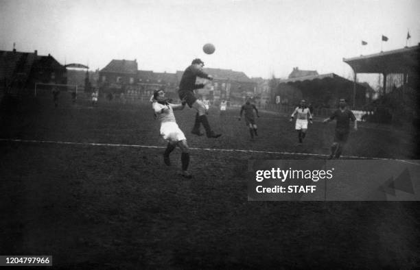 Photo prise en février 1934 à Tourcoing de l'équipe d'Amiens affrontant le CAP lors de la coupe de France de football.