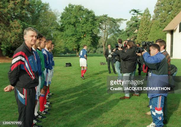 French national Team Coach Aimé Jacquet poses for photographers 09 october 1996 in Clairefontaine during a photocall with his team on the eve of a...