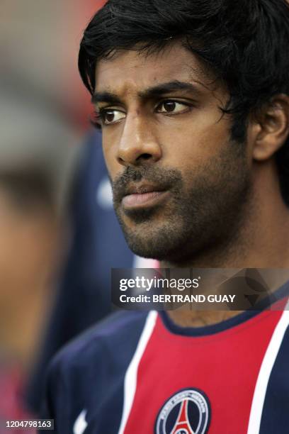 Portrait fait le 09 Septembre 2005 du joueur du PSG Vikash Dhorasoo au Parc des Princes à Paris. Le milieu de terrain international du Paris SG...