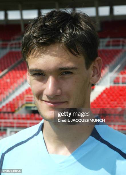 Photo du gardien Hugo Lloris de l'OGC Nice prise lors de la séance photo officielle de l'équipe, le 24 août 2005 au stade du Ray à Nice. AFP PHOTO...