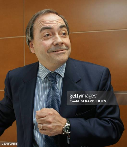 Le directeur général de l'Olympique de Marseille, Thierry de La Brosse s'entretient avec des journalistes, le 16 mars 2005 à Marseille, lors de la...