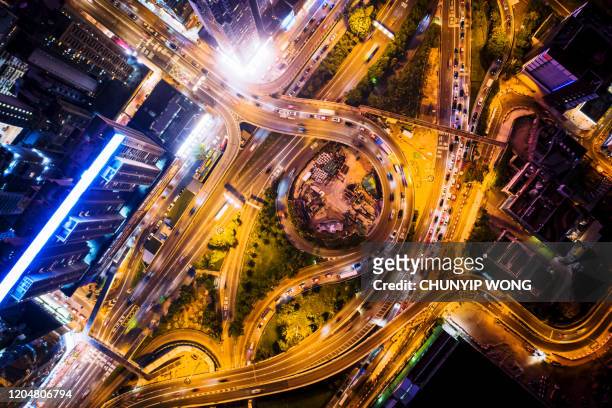 luchtmening van stad bij nacht met lichte spoor - crossroad top view stockfoto's en -beelden