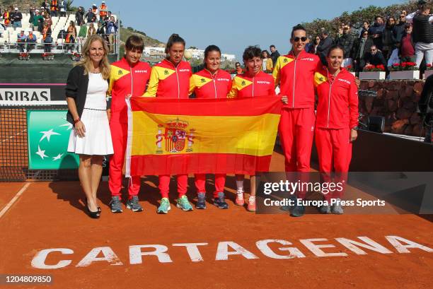 Aliona Bolsova, Sara Sorribes, Lara Arraubarrena, Carla Suarez, Georgina Garcia-Perez and Anabel Medina, Spain Team, poses for photo with Arancha...