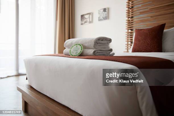 towels on bed in hotel room - hotel stock-fotos und bilder