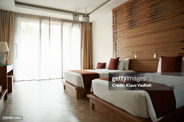 beds in hotel room at tourist resort - habitación de hotel fotografías e imágenes de stock
