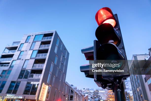 traffic lights in downtown district - semaforo rosso foto e immagini stock
