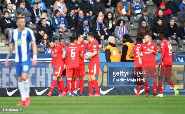 Robin Quaison of 1. FSV Mainz 05 celebrates with teammates after scoring his team's first goal during the Bundesliga match between Hertha BSC and 1....