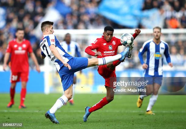 Krzysztof Piatek of Herta BSC stretches for the ball with Leandro Barreiro Martins of 1. FSV Mainz 05 during the Bundesliga match between Hertha BSC...