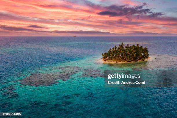 aerial view of a tropical desert island, san blas, panama - san blas islands stock pictures, royalty-free photos & images