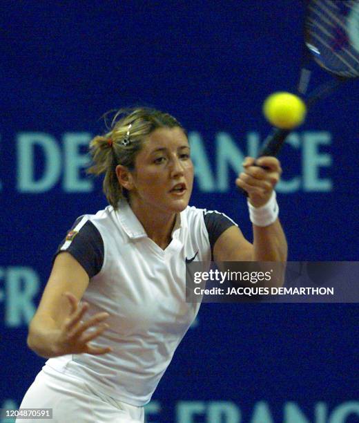 La Francaise Amelie Cocheteux effectue un coup droit face a la Roumaine Irina Spirlea, lors du troisieme tour du 7e Open de tennis Gaz de France, le...