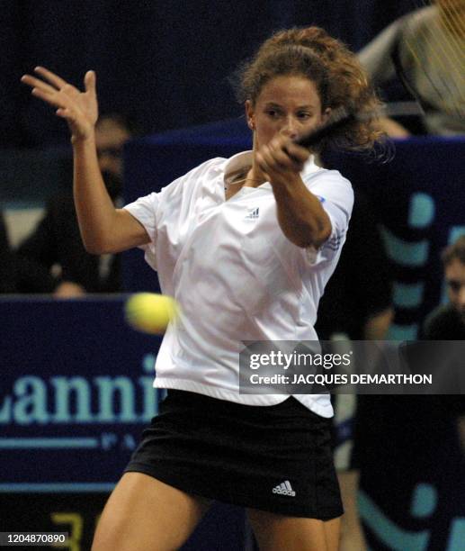 La Suissesse Patty Schnyder renvoie en coup droit une balle sur la Française Anne-Gaëlle Sidot, le 07 février 2001 au stade Pierre de Coubertin à...