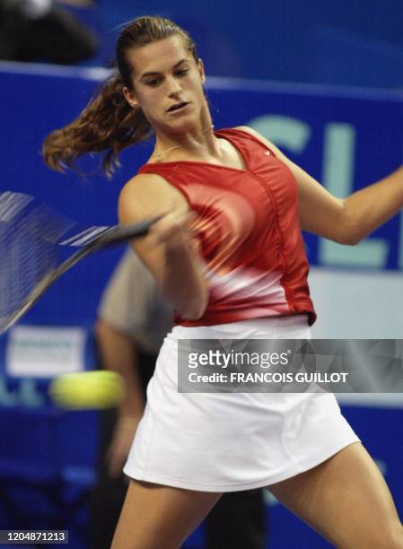 Le Française Amélie Mauresmo effectue un coup droit, avant de remporter le match face à la Russe Anna Kournikova en deux manches 6-3, 7-5, le 06...