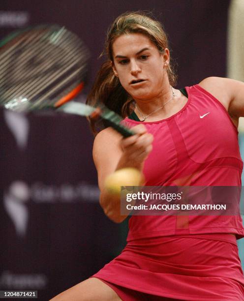 La Française Amélie Mauresmo renvoie en coup droit sur son adversaire, la Russe Elena Demantieva, le 08 février 2003 au stade Pierre de Coubertin à...