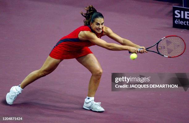 La Slovaque Janette Husarova effectue un coup droit, le 07 février 2003 au stade Pierre de Coubertin à Paris, lors du match l'opposant à l'amériaine...