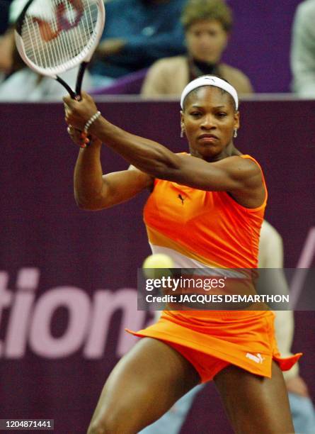 La joueuse de tennis américaine Serena Williams effectue un coup droit, le 08 février 2003 au stade Pierre de Coubertin à Paris, lors de la...