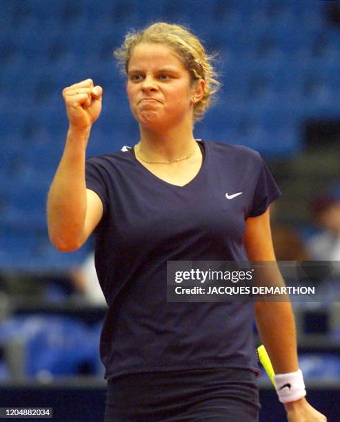 La Belge Kim Clijsters montre sa détermination à son équipe après un point gagné sur la Française Nathalie Tauziat, le 29 avril 2000 à Moscou, au...