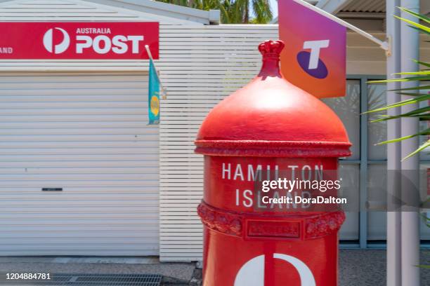 hamilton island postkantoor en openbare mailbox, australië - hamilton island stockfoto's en -beelden