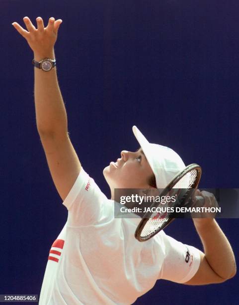 La Suissesse Martina Hingis arme son service, le 26 juillet à Sion, face à la Française Amélie Mauresmo, lors du troisième simple de la rencontre...