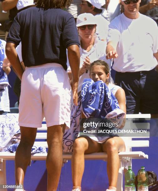 Amélie Mauresmo est assise sur son banc, le 26 juillet à Sion, après sa défaite face à Martina Hingis lors du 3e simple opposant la France à la...